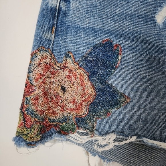 Blank NYC | The Barrow Vintage High Rise Embroidered Floral 3" Shorts - Size 30 - Picture 8 of 14